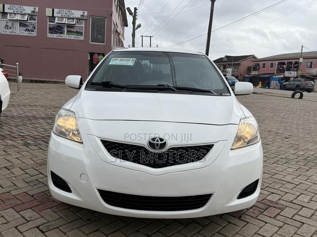 Toyota Yaris Base Sedan 4dr 2010 White
