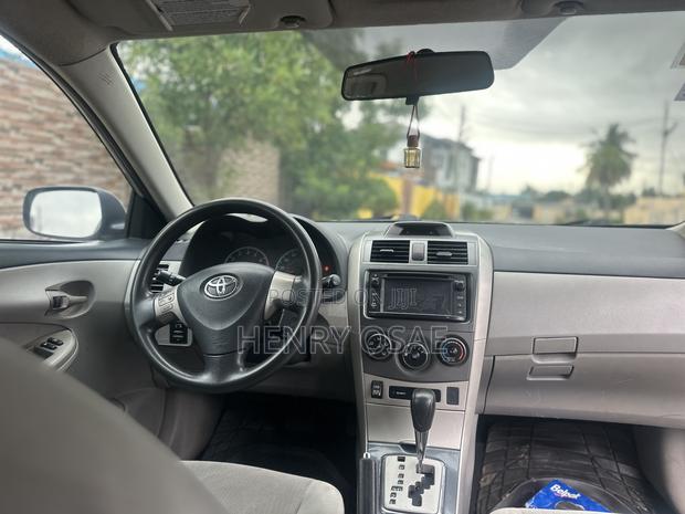 Toyota Corolla Base 4dr Sedan (1.8L 4cyl 5M) 2010 Silver