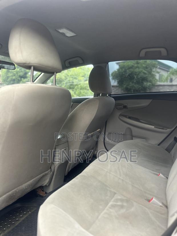 Toyota Corolla Base 4dr Sedan (1.8L 4cyl 5M) 2010 Silver