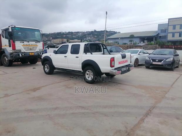 Nissan Hardbody 2010 White