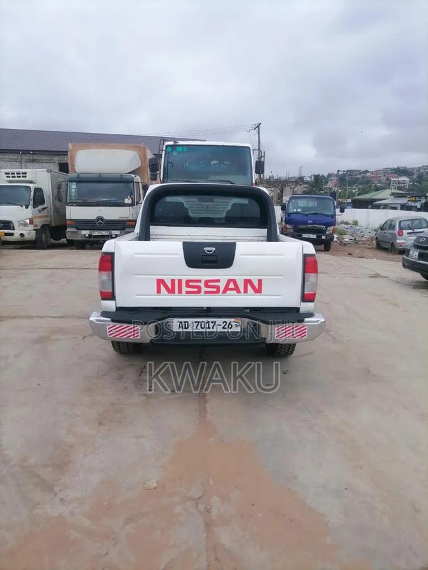 Nissan Hardbody 2010 White