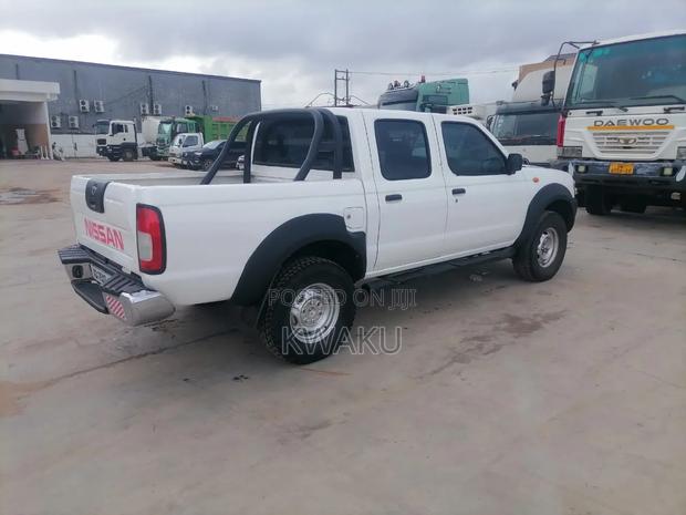 Nissan Hardbody 2010 White