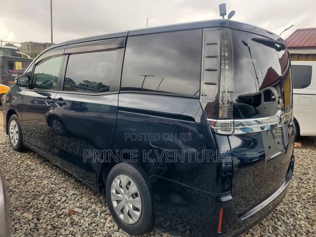 Toyota Voxy V 2WD 8-Seater 2015 Green