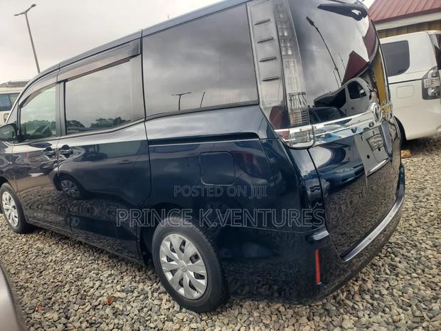 Toyota Voxy V 2WD 8-Seater 2015 Green