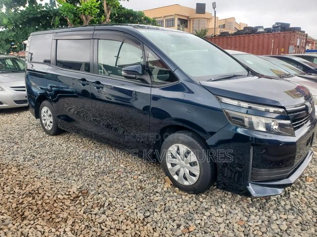 Toyota Voxy V 2WD 8-Seater 2015 Green