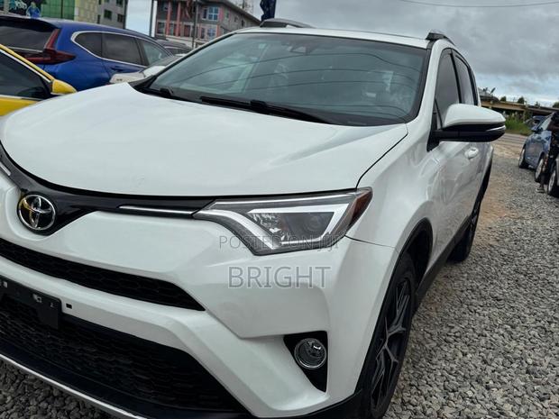 Toyota RAV4 SE AWD (2.5L 4cyl 6A) 2017 White