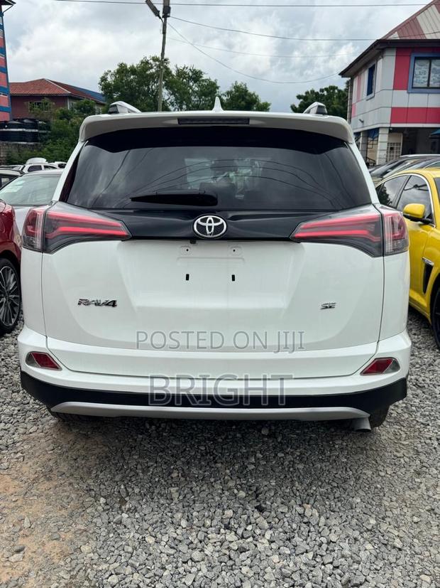 Toyota RAV4 SE AWD (2.5L 4cyl 6A) 2017 White