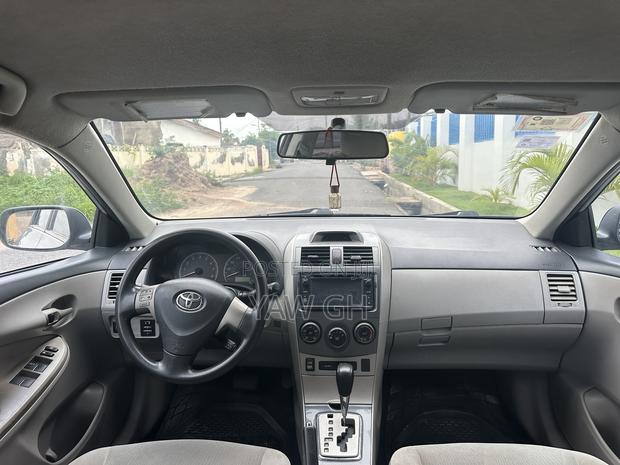 Toyota Corolla LE 4dr Sedan (1.8L 4cyl 4A) 2013 Silver