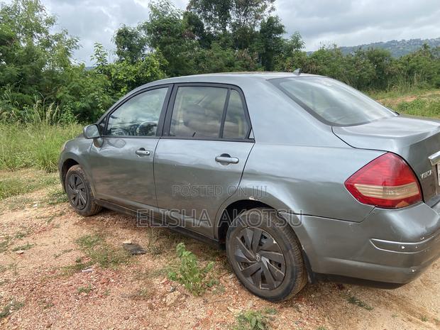 Nissan Versa 1.8 S Hatchback 2010 Gray