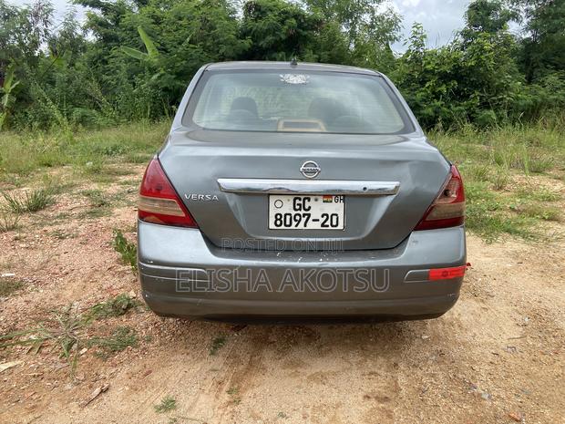 Nissan Versa 1.8 S Hatchback 2010 Gray