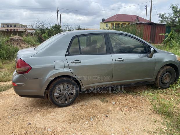 Nissan Versa 1.8 S Hatchback 2010 Gray
