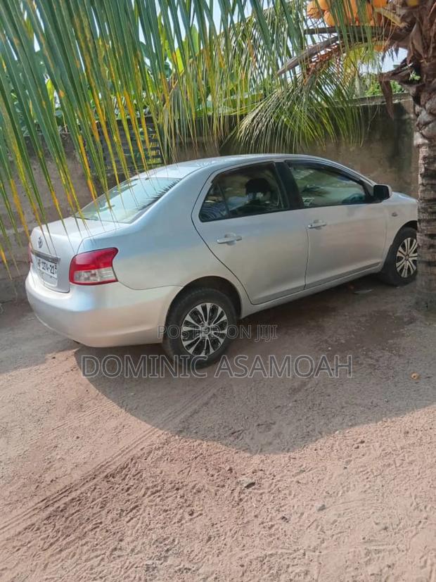 Toyota Belta 2011 Silver