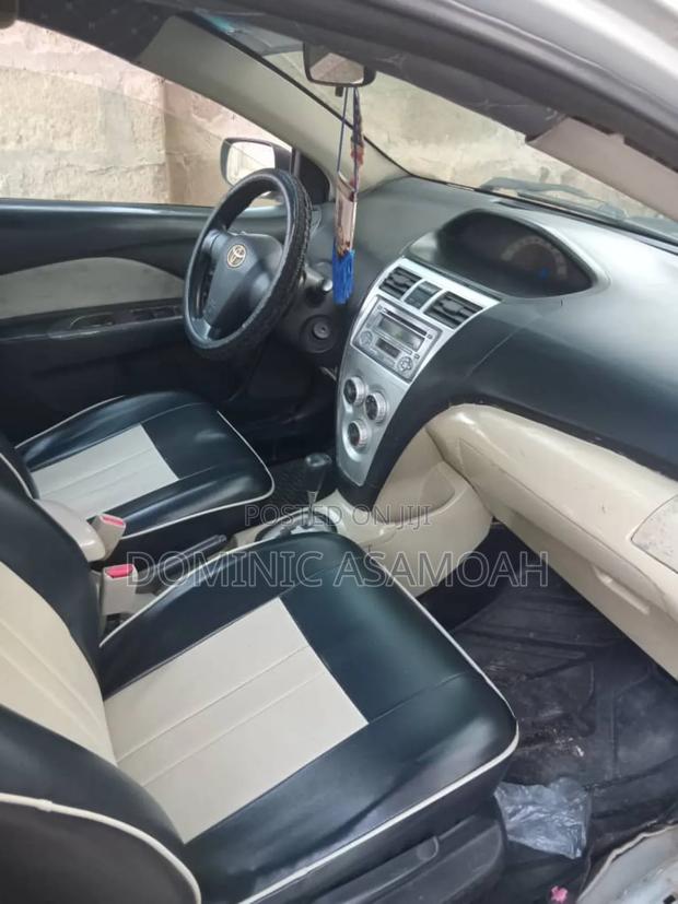 Toyota Belta 2011 Silver
