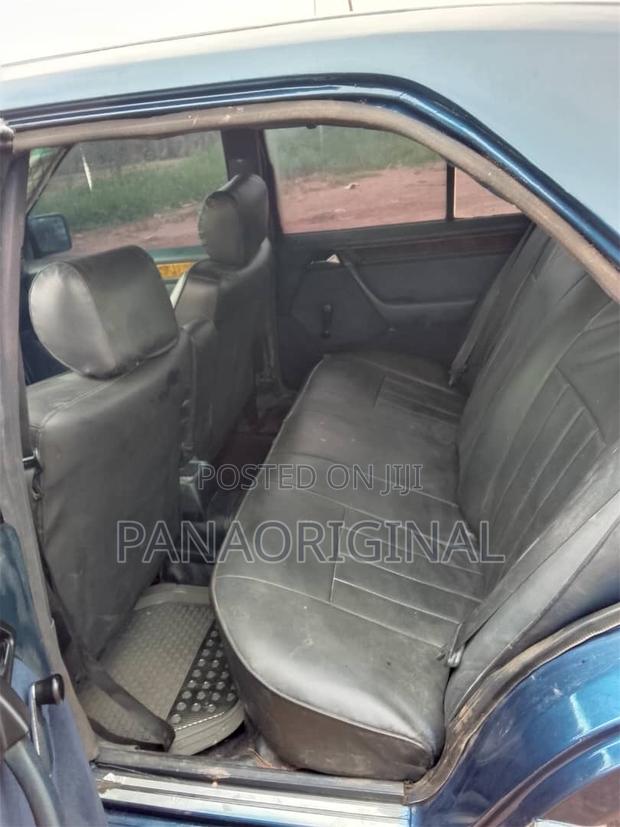 Mercedes-Benz 200E 1993 Blue