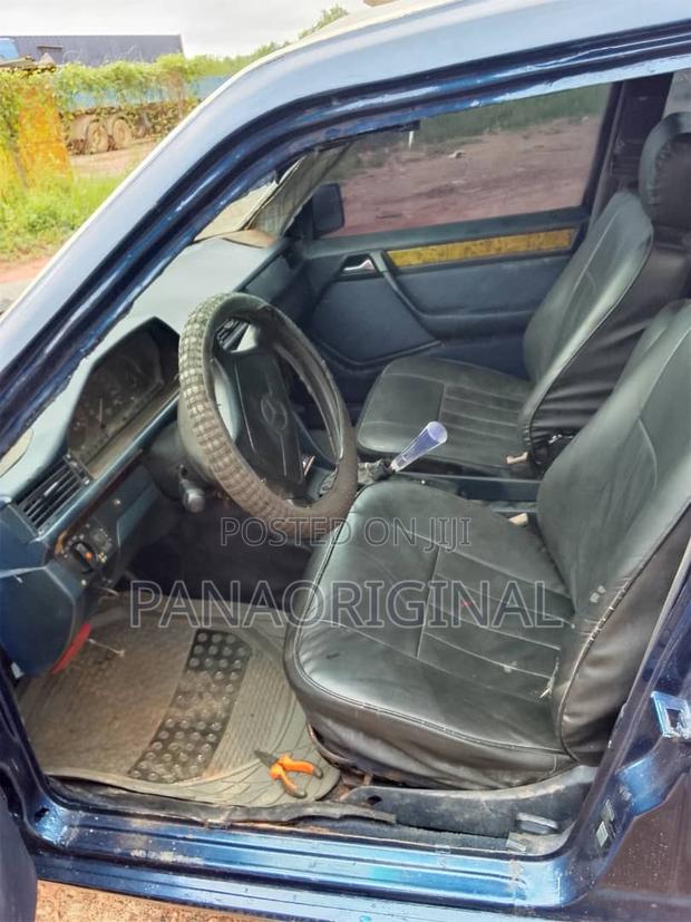 Mercedes-Benz 200E 1993 Blue