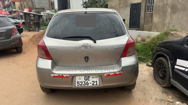 Toyota Yaris Base Hatchback 5dr 2010