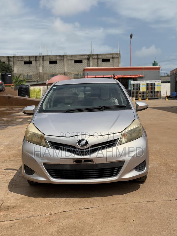Toyota Vitz 1.3 FWD 5dr 2012 Pink