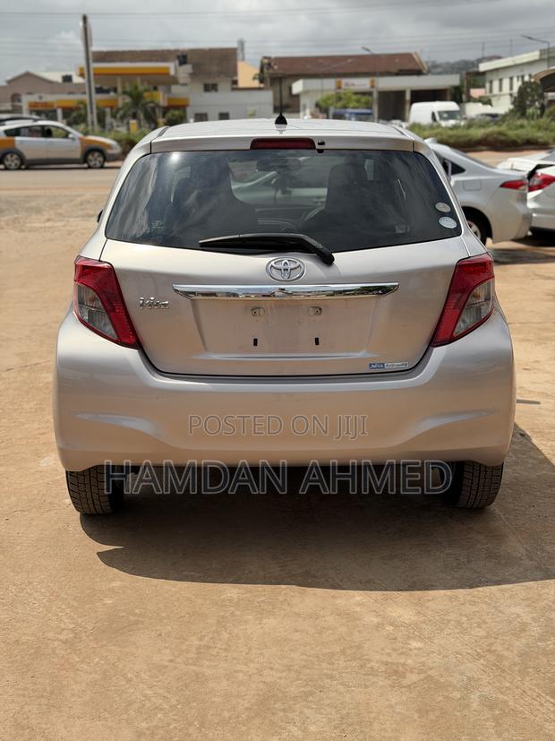Toyota Vitz 1.3 FWD 5dr 2012 Pink