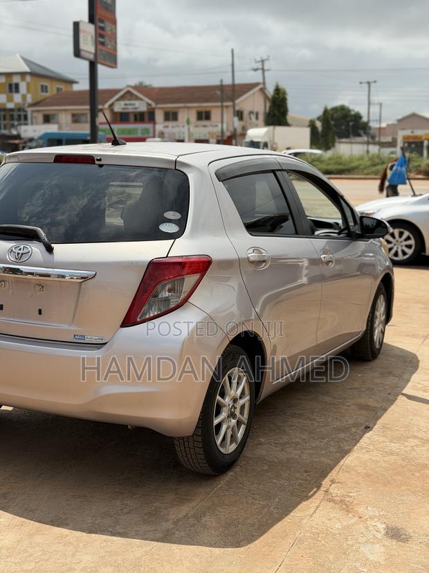 Toyota Vitz 1.3 FWD 5dr 2012 Pink