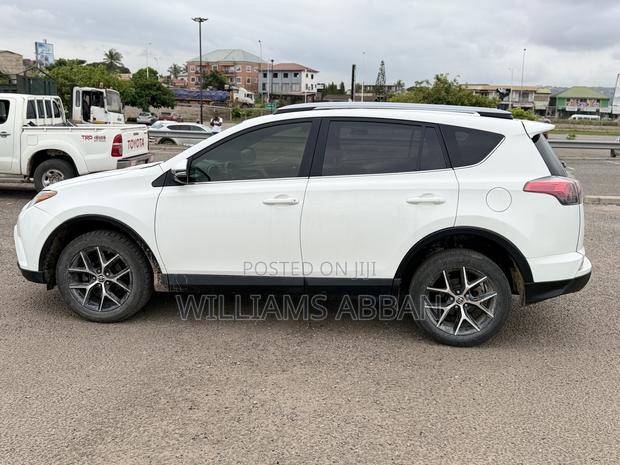 Toyota RAV4 SE FWD (2.5L 4cyl 6A) 2017 White