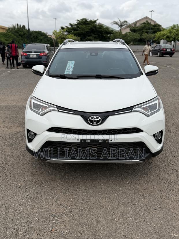 Toyota RAV4 SE FWD (2.5L 4cyl 6A) 2017 White