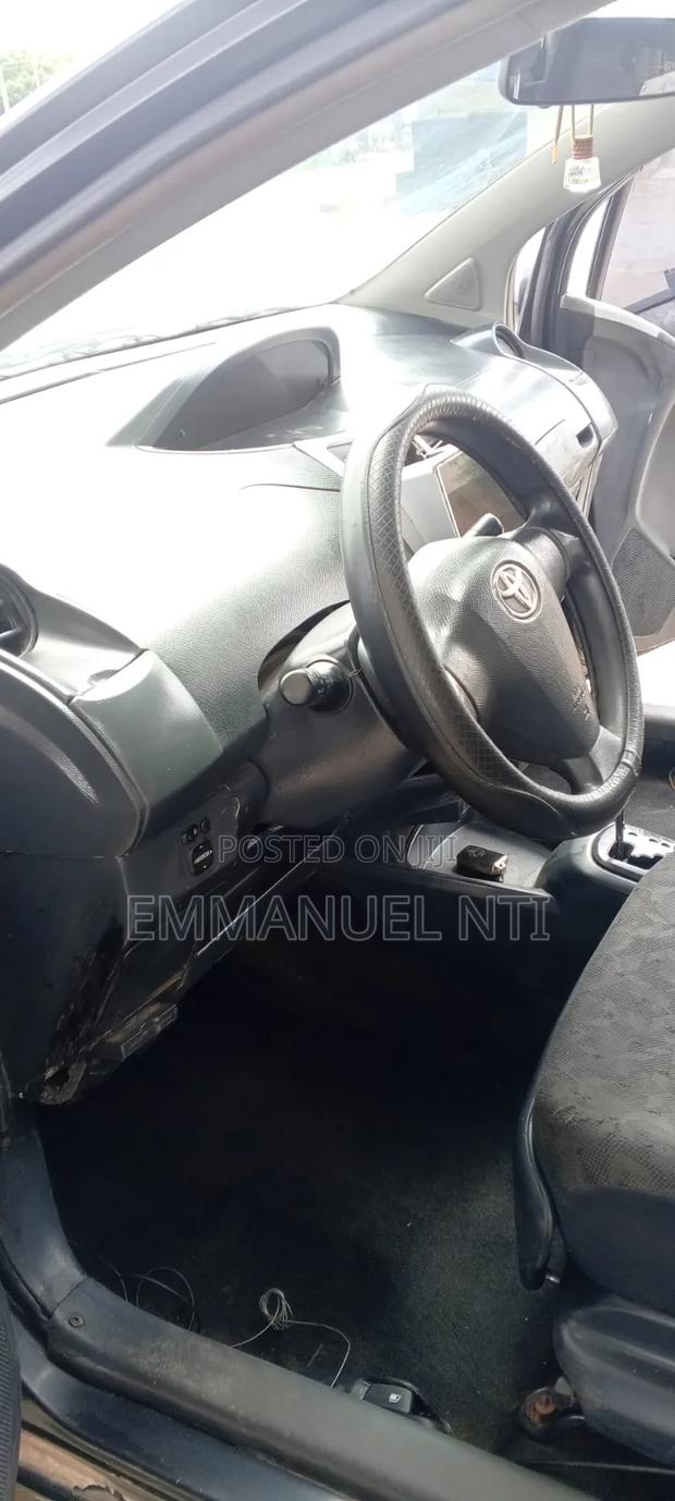 Toyota Vitz 2010 Black
