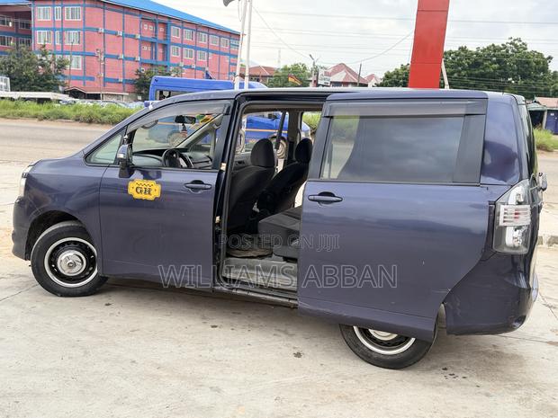 Toyota Voxy V 2WD 8-Seater 2013 Gray