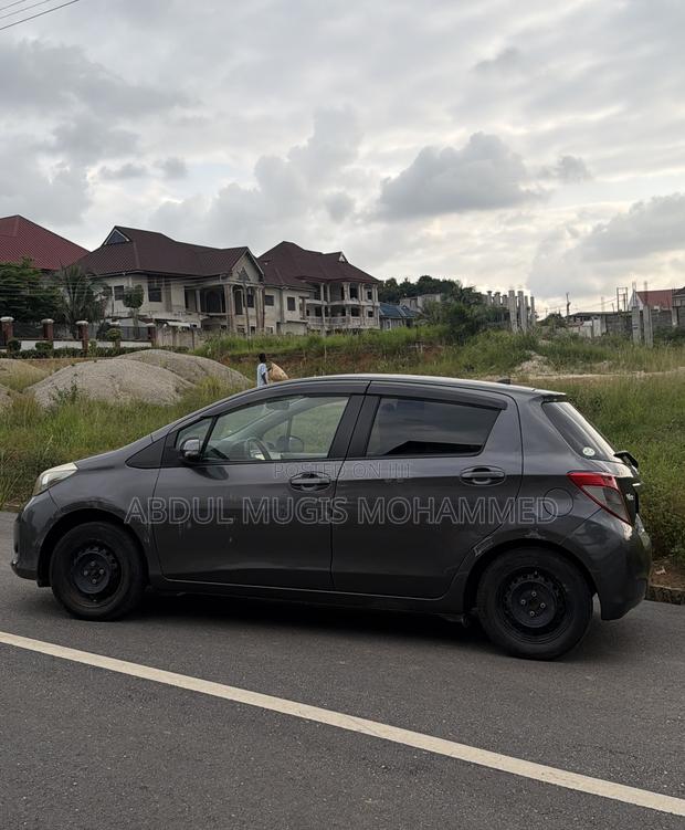 Toyota Vitz 1.3 FWD 3dr 2011 Gray