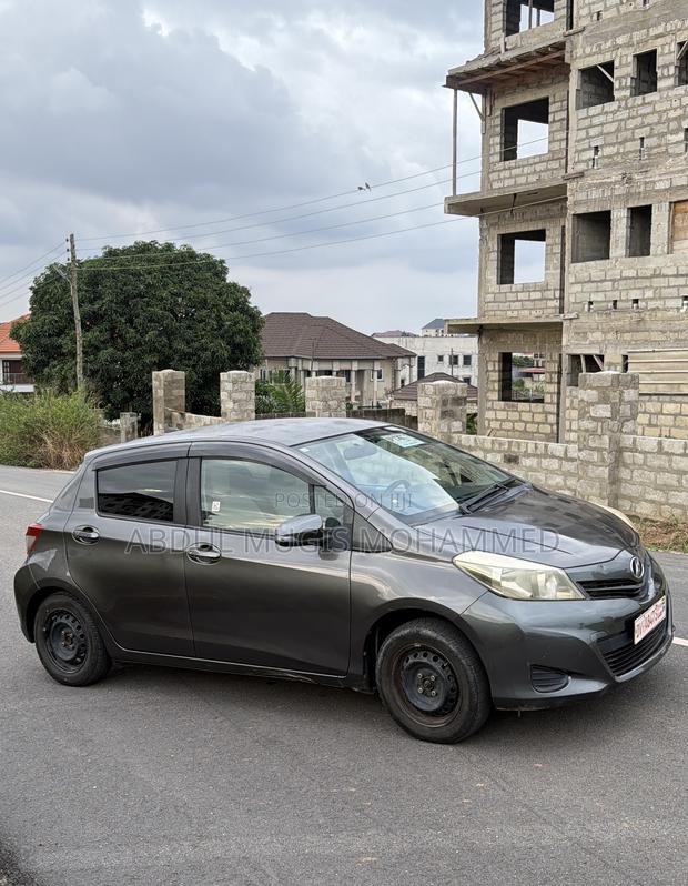 Toyota Vitz 1.3 FWD 3dr 2011 Gray