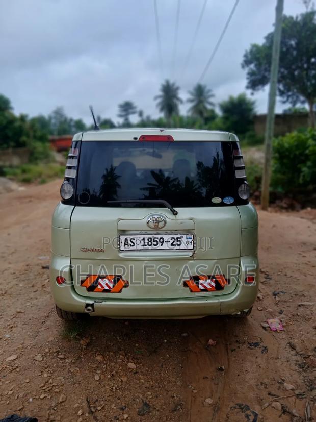 Toyota Sienta 2013 Green