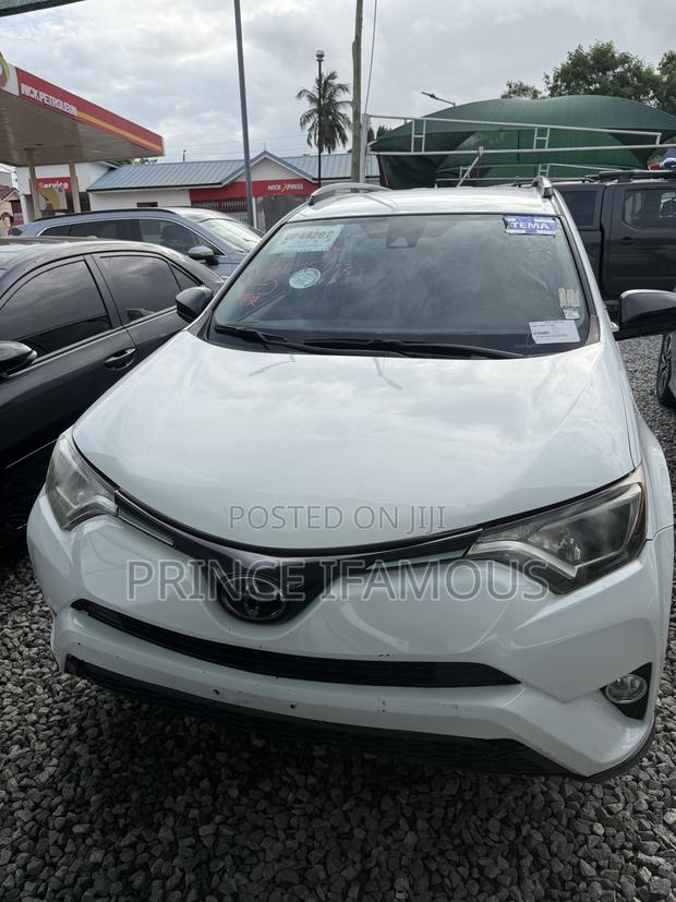 Toyota RAV4 LE 4dr SUV AWD (2.5L 4cyl 6A) 2018 White
