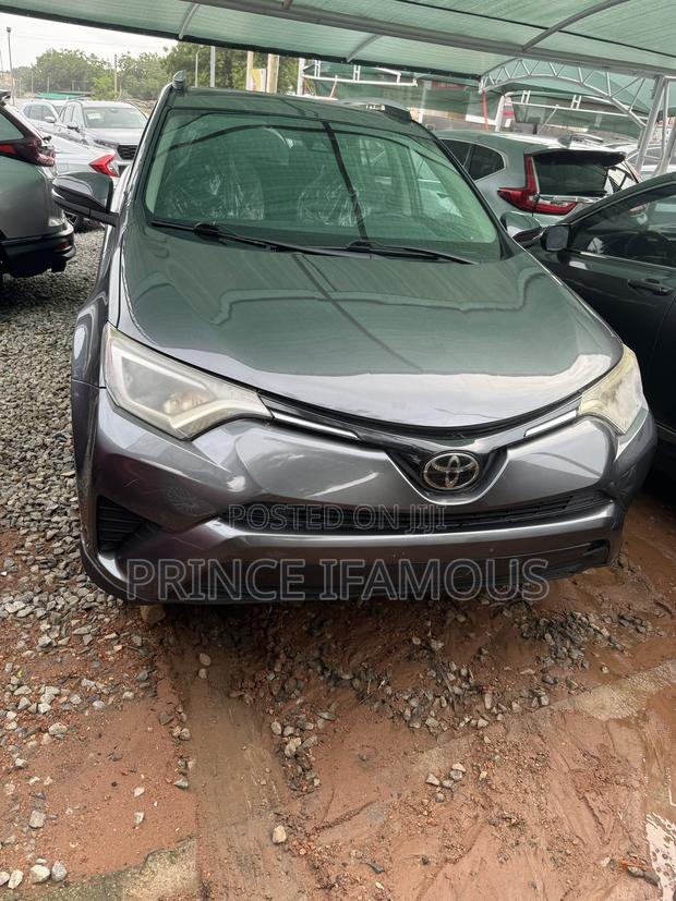 Toyota RAV4 LE 4dr SUV AWD (2.5L 4cyl 6A) 2018 Gray