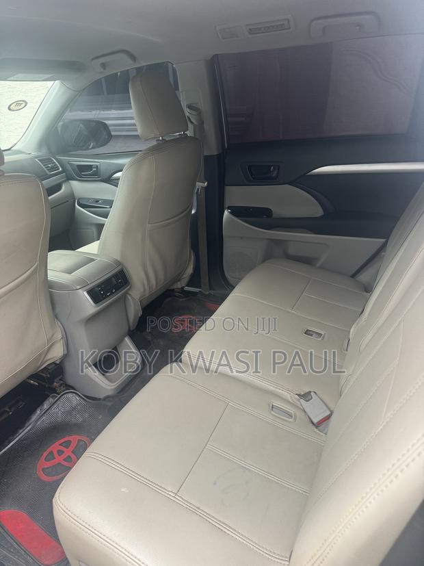 Toyota Highlander LE 2019 Silver