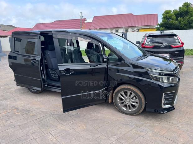 Toyota Voxy 2014 Black