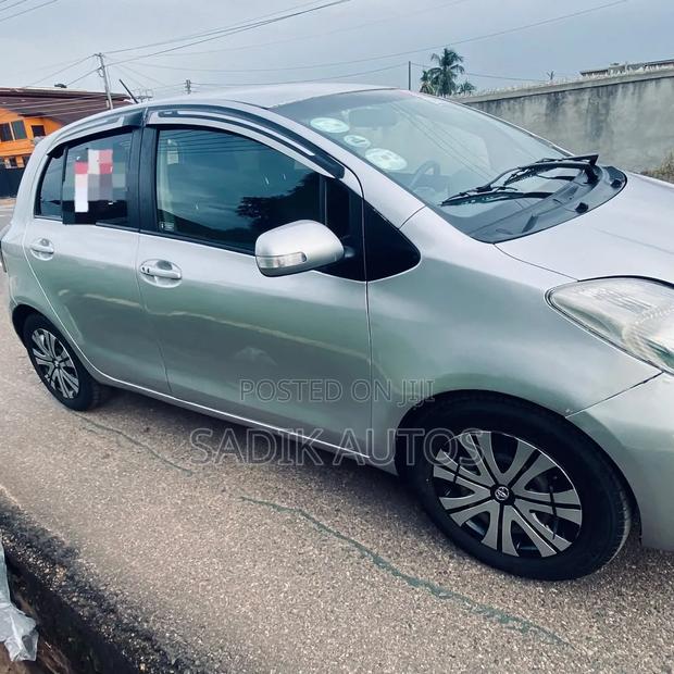 Toyota Vitz 2010 Silver