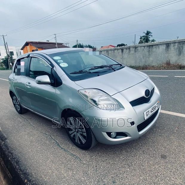 Toyota Vitz 2010 Silver
