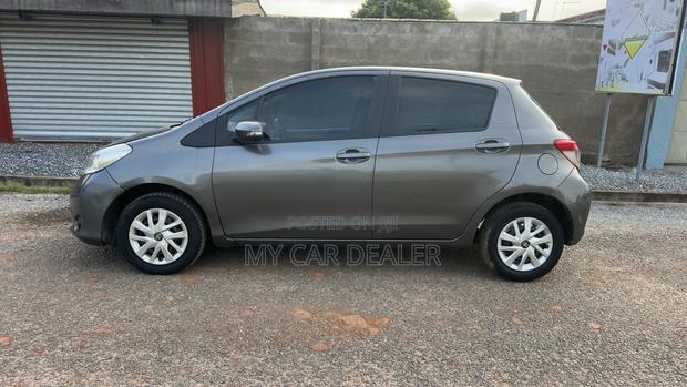 Toyota Vitz 1.0 FWD 3dr 2012 Gray