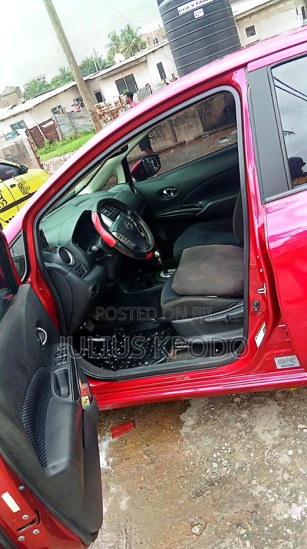 Nissan Versa 1.6 SV 2018 Red
