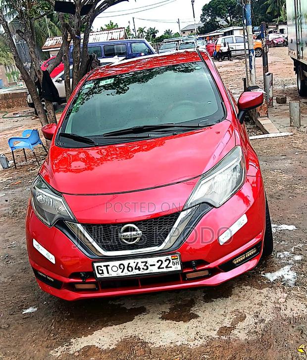 Nissan Versa 1.6 SV 2018 Red