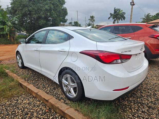 Hyundai Elantra Limited Sedan FWD (1.8L 4cyl 6A) 2016 White