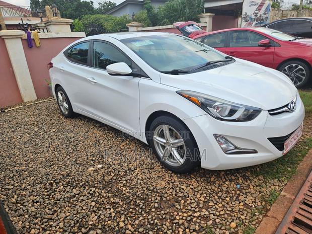 Hyundai Elantra Limited Sedan FWD (1.8L 4cyl 6A) 2016 White