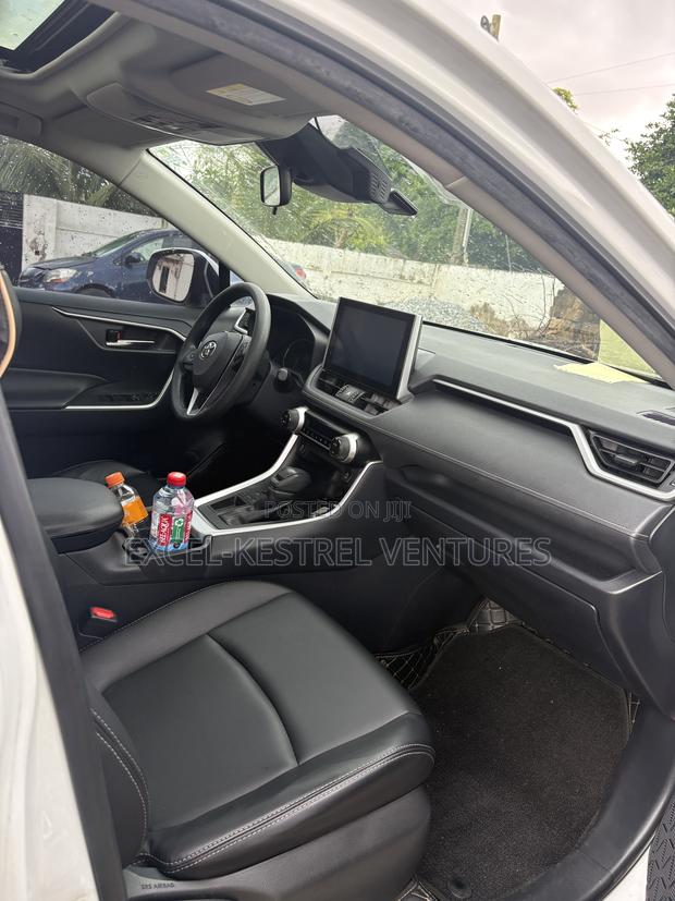 Toyota RAV4 Limited 2021 White
