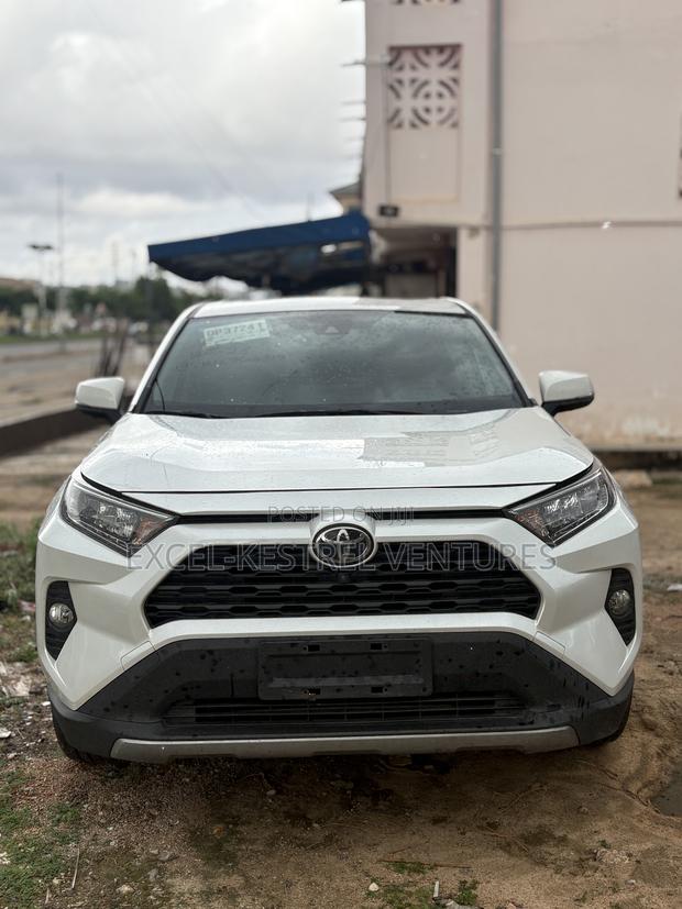 Toyota RAV4 Limited 2021 White