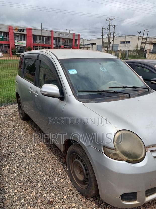 Toyota Sienta 2012 Brown