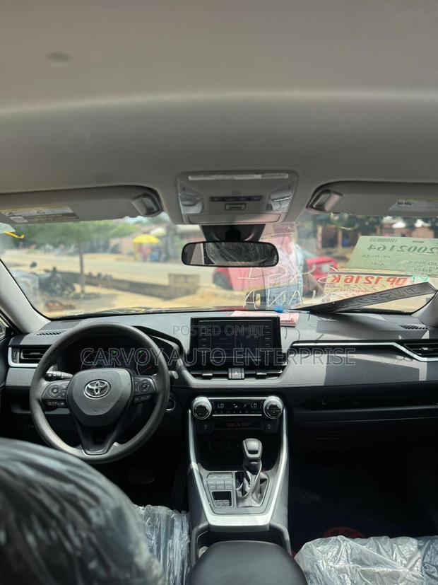 Toyota RAV4 XLE 2021 Black