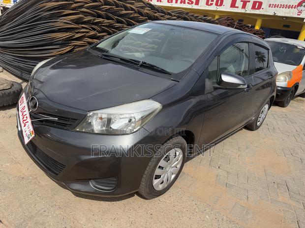 Toyota Vitz 1.3 AWD 5dr 2012 Gray