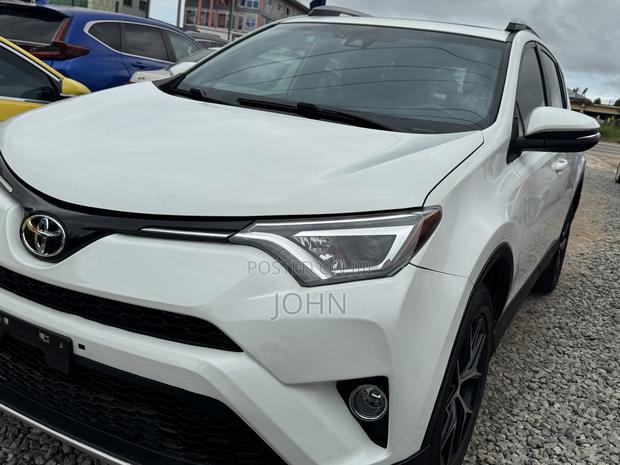 Toyota RAV4 SE FWD (2.5L 4cyl 6A) 2017 White