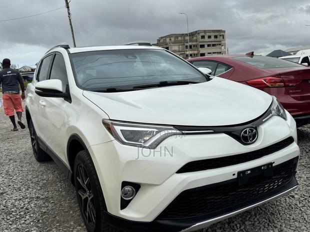 Toyota RAV4 SE FWD (2.5L 4cyl 6A) 2017 White