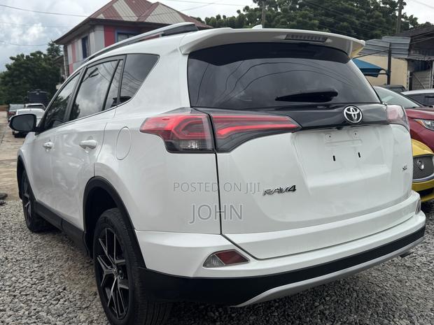 Toyota RAV4 SE FWD (2.5L 4cyl 6A) 2017 White
