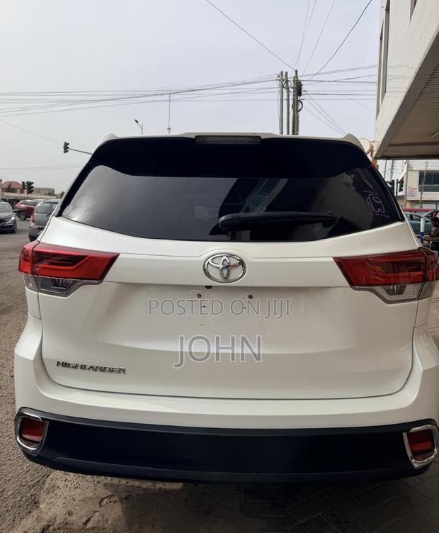 Toyota Highlander LE 2019 White